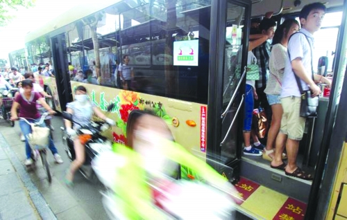 　　7月12日，鄭州市花園路，下班高峰期。