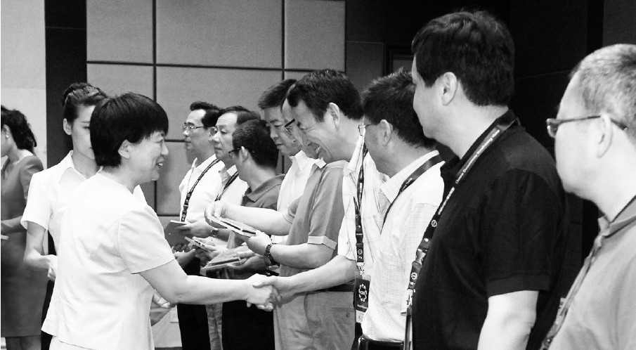 河南省委常委、宣傳部長趙素萍給中國紀(jì)錄片播出聯(lián)盟理事臺發(fā)放牌匾