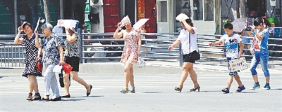  街頭，遮擋陽光是一門“技術(shù)活”。