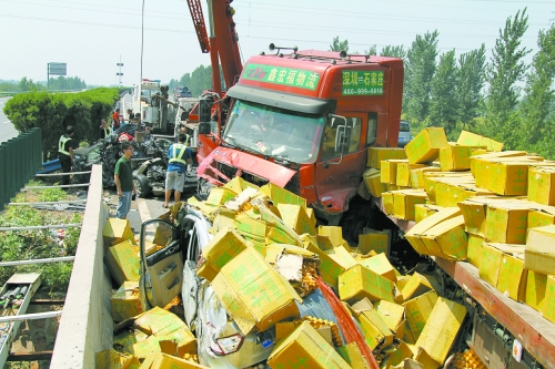 大貨車旁邊的海馬轎車被雞蛋砸中，車上兩人逃脫及時(shí)，僅受輕傷。