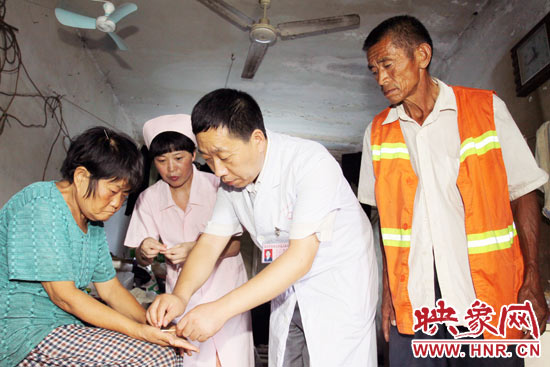 鄭州市管城區(qū)人民醫(yī)院院長張彥軍親自為謝秀進診斷，并為他們帶去了500多元的治療藥品。