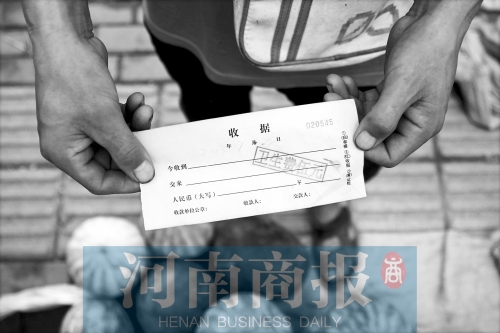百花路附近的瓜農(nóng)宋師傅交完衛(wèi)生費(fèi)后收到一張收據(jù)，但沒(méi)有收款單位