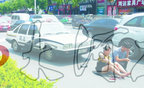 事故發(fā)生后，警車(chē)司機(jī)（右）下車(chē)查看傷者并撥打120，倆“領(lǐng)導(dǎo)”穩(wěn)坐車(chē)內(nèi)引發(fā)圍觀者不滿(mǎn)。