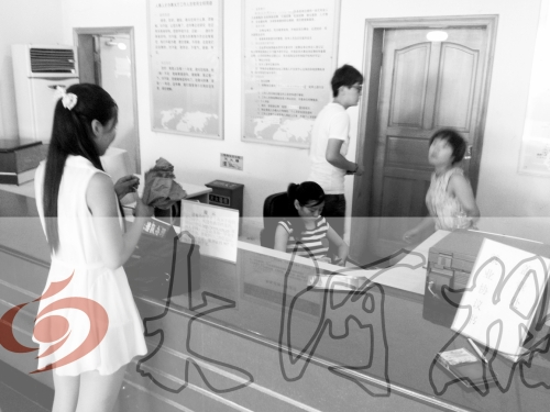 鄭州市人才交流服務中心二樓大廳，剛畢業(yè)大學生咨詢政策，工作人員卻在若無其事地玩手機。
