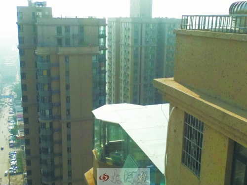 鄭州羅馬假日住戶(hù)樓頂私蓋玻璃房 小區(qū)安全存隱患