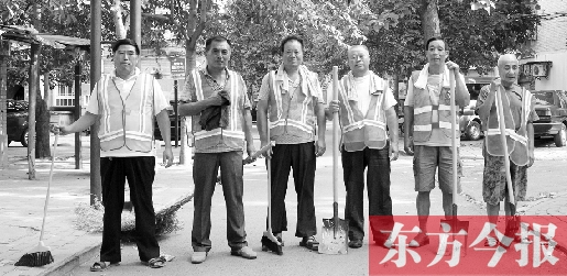 昨天下午6點(diǎn)，6名環(huán)衛(wèi)工人相伴乘坐B1返回27公里外的花園口村。