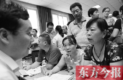帶著孩子小升初的諸多疑問(wèn)，眾多家長(zhǎng)（右）向教育部門(mén)咨詢(xún)