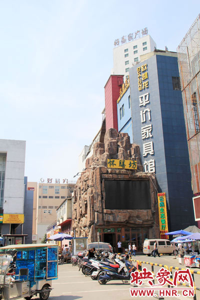 在該酒店一層的入口處，屹立著一座4層樓高的假山，氣勢雄偉。