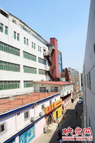 該家具賣場共6層樓，第7層建筑與其他樓層風格迥然不同，有明顯后期加蓋痕跡