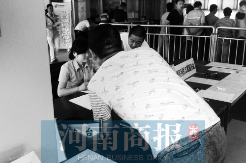 戴著耳機(jī)工作，挺“愜意”