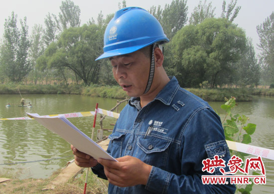 登塔之前，樊建軍在做最后的安全指示