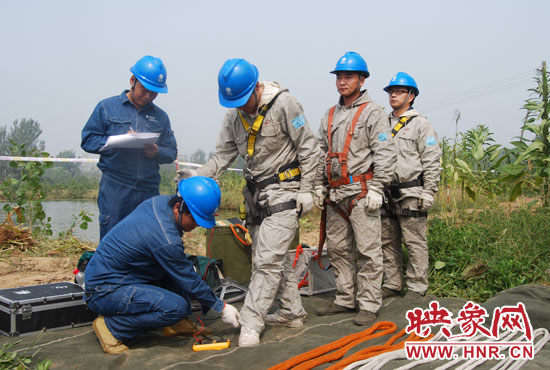 “弟兄們”每次上塔作業(yè)，樊建軍都要認(rèn)真核對(duì)檢查，不容一絲失誤出現(xiàn)。