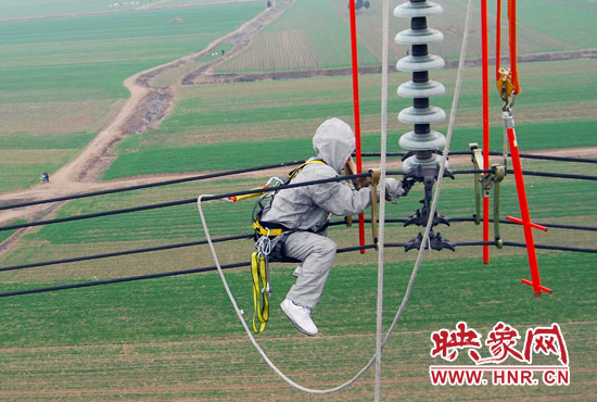 超高壓輸電線是樊建軍工作的主戰(zhàn)場(chǎng)，他現(xiàn)在雖然不經(jīng)常登塔，但在塔下卻并不輕松。