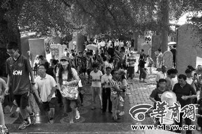 每天都有大量游客涌來，探訪他們心目中的少林