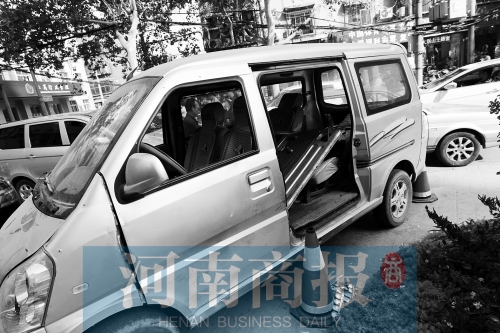 　面包車的后座上，放著被掰掉的車門
