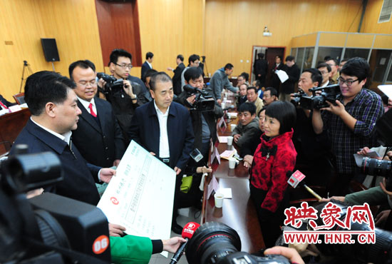 最高人民法院執(zhí)行局局長劉貴祥、河南省高級人民法院院長張立勇親手為申請執(zhí)行人員發(fā)放執(zhí)行款