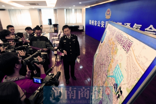 警方負(fù)責(zé)人向媒體介紹戰(zhàn)果，左上圖為警方繳獲的犯罪嫌疑人作案工具 記者 王春勝/圖