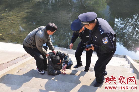 該男子滾入冰冷的金水河，嗆了幾口污水，連滾帶爬從水中出來(lái)，隨后被金水路派出所民警救上岸。
