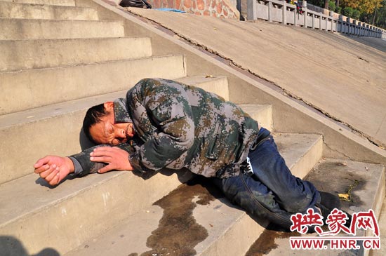 這名男子的衣服以及褲子全濕透了，水從衣褲里流出來(lái)，嘴里散發(fā)著濃烈的酒氣。