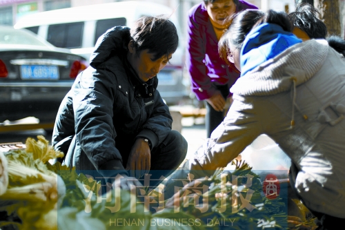 附近的市民得知了他的遭遇，紛紛前來(lái)買(mǎi)菜