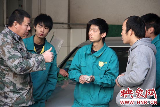 楊冠軍（左）在和兄弟們交流時，多數(shù)都是用手語