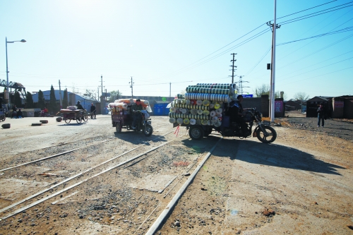這里常?！叭搜鲴R翻”,常有婦女騎車(chē)帶孩子摔得頭破血流
