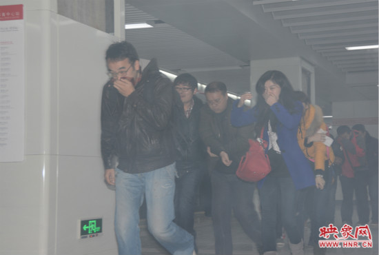 演習(xí)中，地鐵乘客從地鐵車廂中跑出。
