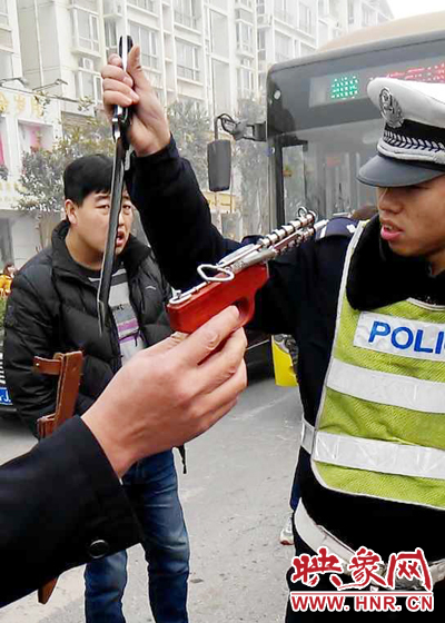 據(jù)當事交警描述，男子自知車上有刀，在車輛被逼停后，車上的另一名男子試圖將刀具交給到達現(xiàn)場的同伴。
