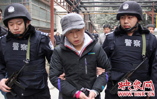 12月18日上午，鄭州警方帶一名犯罪嫌疑人指認現(xiàn)場
