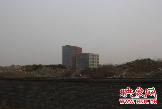 一墻之隔，但內(nèi)外環(huán)境卻截然不同