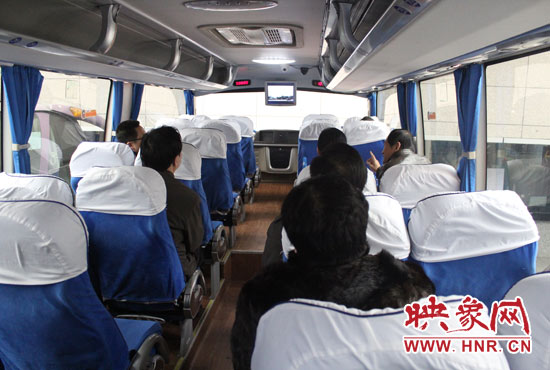 大巴車內(nèi)均在播放著這部以農(nóng)民工討薪為題材的微電影。