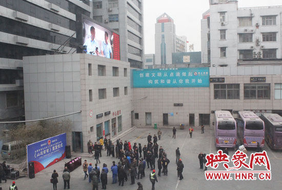 大巴車內(nèi)均在播放著這部以農(nóng)民工討薪為題材的微電影。