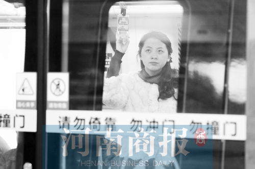 首個(gè)上班高峰，地鐵乘客以年輕的上班族為主
