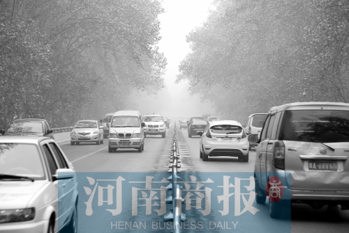 鄭州新通橋二層,車(chē)輛在霧霾中穿梭 劉鴻翔/攝