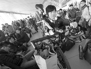 由于媽媽生病，盧文成只得中途放棄騎行改乘火車趕回老家。