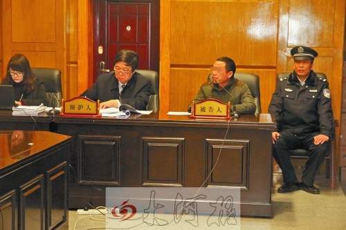 庭審現(xiàn)場，被告人坐在律師身旁為自己辯護。