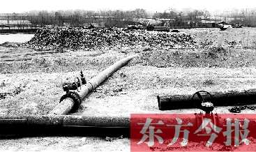 鄭州首座垃圾沼氣電廠并網(wǎng)發(fā)電，集氣管一端連接垃圾山深處，一端連接電廠集氣裝置