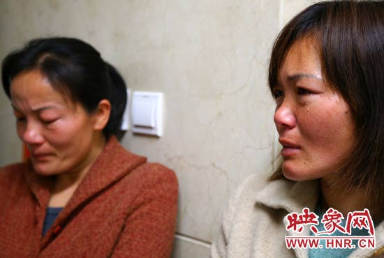 提及現(xiàn)狀，柴小快的女兒不住流淚。