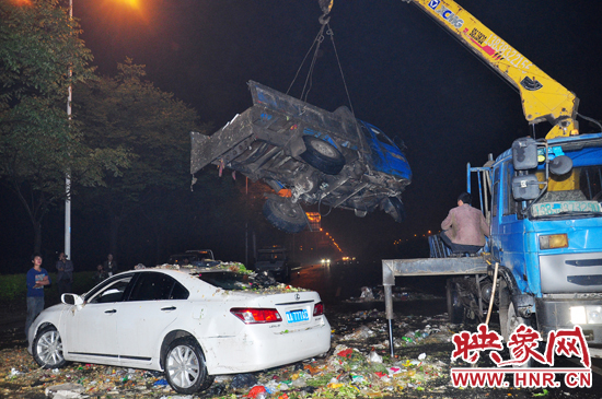 1點40許，兩輛車先后被吊起并拖離現(xiàn)場，停車場的幾位員工將路面清掃干凈，隨后該路段恢復通行。