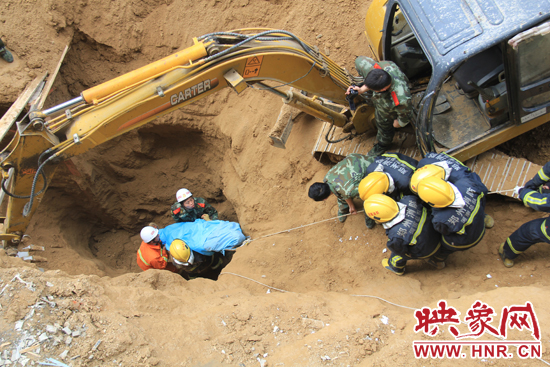 14點10分，經(jīng)過4個多小時的救援，消防官兵發(fā)現(xiàn)被埋男子，現(xiàn)在正從6米多深的塔吊塌方處抬出。