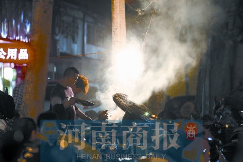 夜晚，鄭州街頭的燒烤攤 記者 王春勝/攝