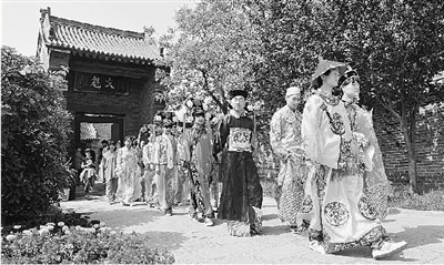 5月1日,大型實(shí)景劇《慈禧駕臨康百萬莊園》將在鞏義康百萬莊園首演。