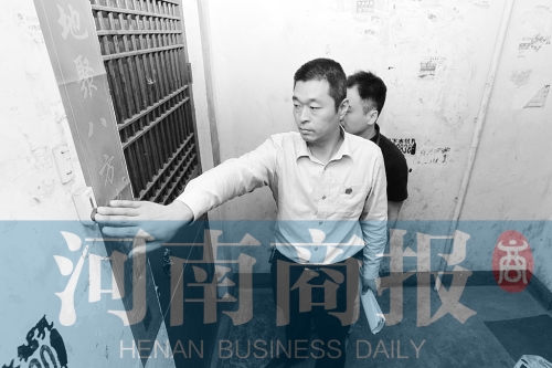 　來到馬某家，法官被拒之門外