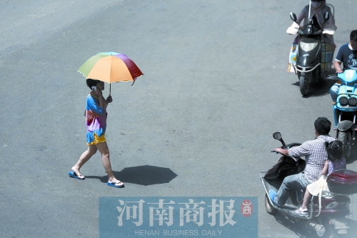 昨天，鄭州市區(qū)氣溫達(dá)到36.5℃ 記者 侯建勛/攝