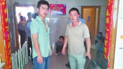 在吳文舉老師的幫助下，王強(qiáng)強(qiáng)（左）從傳銷窩點(diǎn)成功脫險(xiǎn)。