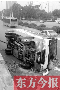 鄭州一貨車(chē)失控翻落兩米橋下 橋面留數(shù)米剎車(chē)印