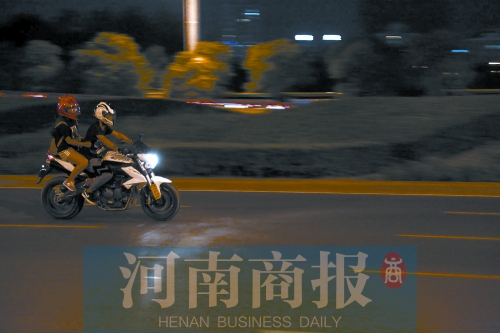 深夜，鄭東新區(qū)，不少人騎著摩托車呼嘯而過