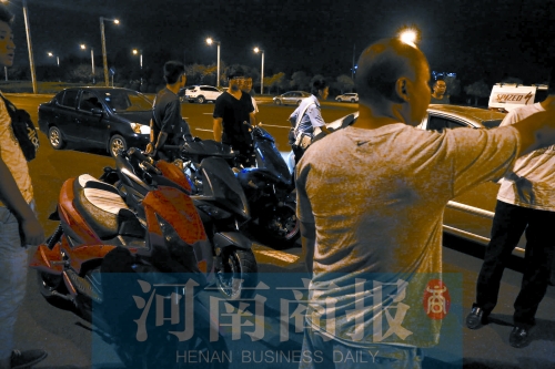 一小時(shí)內(nèi)，民警就扣了12輛摩托車、電動車