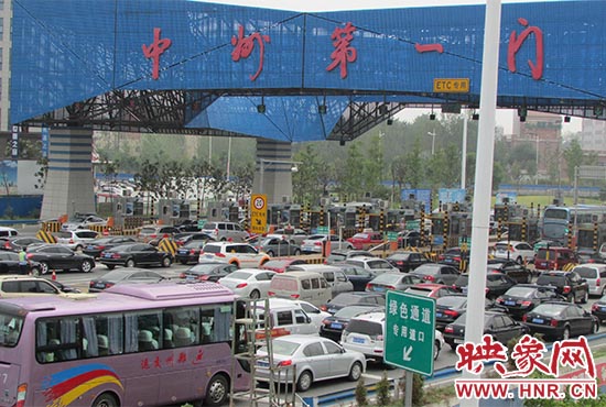 鄭州機(jī)場收費(fèi)站口（中州第一門）車輛排隊(duì)擁堵情況嚴(yán)重。