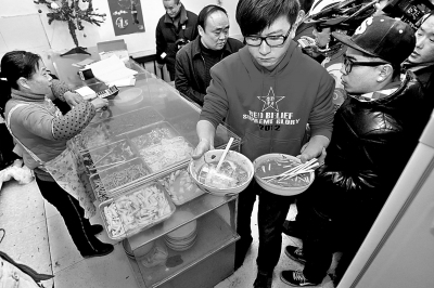 　　上圖2013年年初，很多鄭州市民光臨李剛的面館，掀起“全城吃面”熱潮。CFP供圖